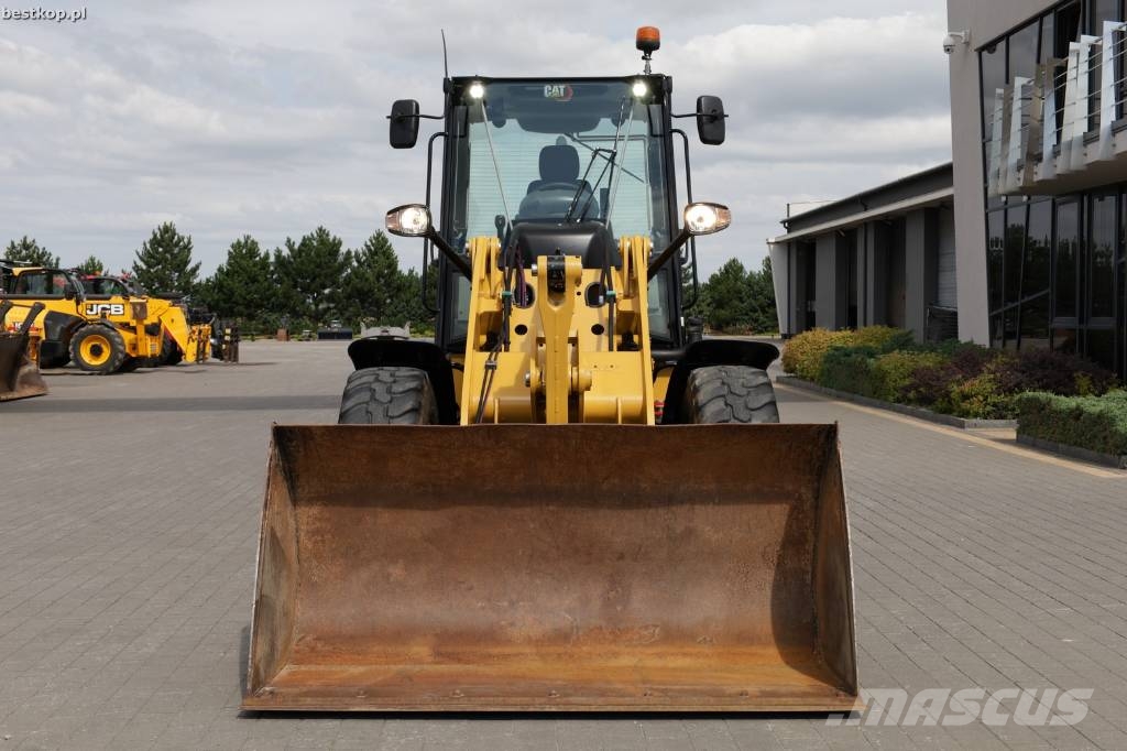 CAT 908M لوادر بعجل