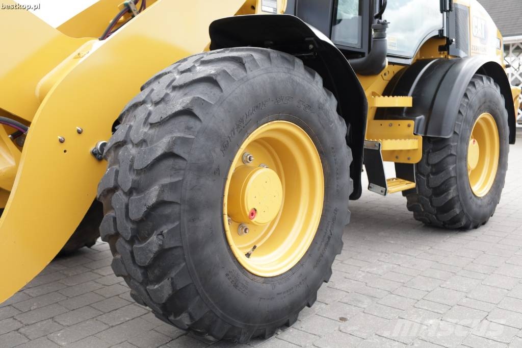 CAT 908M لوادر بعجل