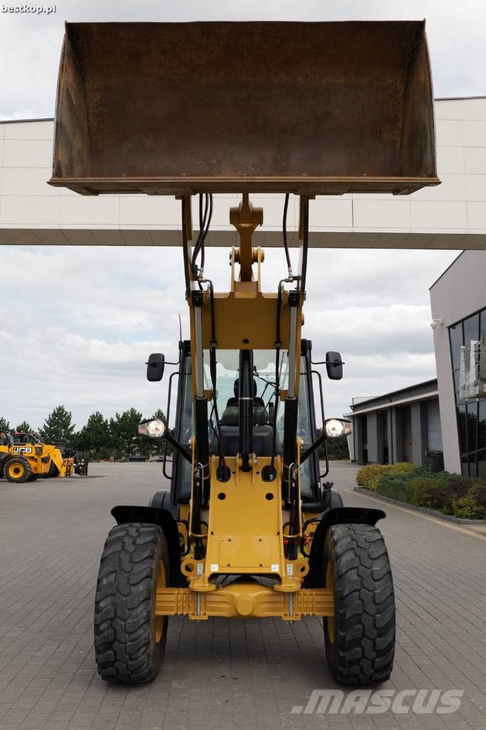 CAT 908M لوادر بعجل