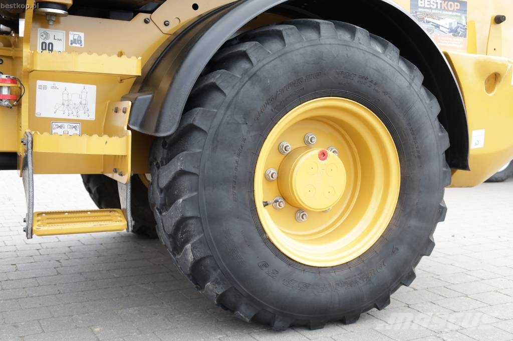 CAT 908M لوادر بعجل