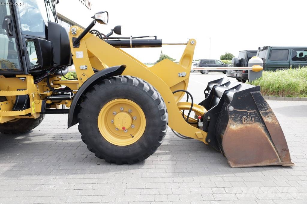 CAT 908M لوادر بعجل