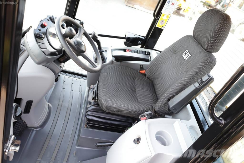 CAT 908M لوادر بعجل