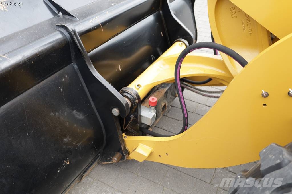 CAT 908M لوادر بعجل