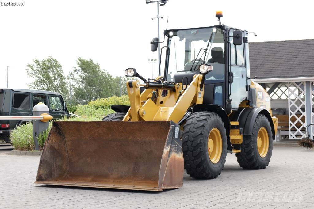 CAT 908M لوادر بعجل