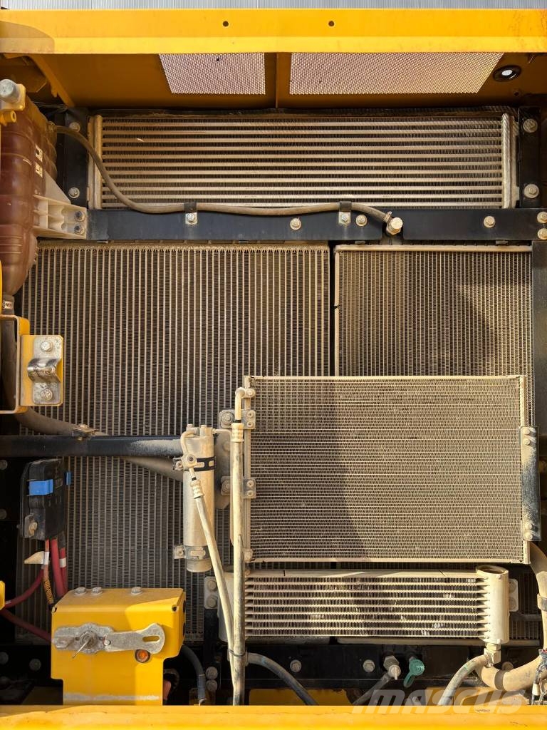 CAT 330 (NEXT GEN) Kāpurķēžu ekskavatori