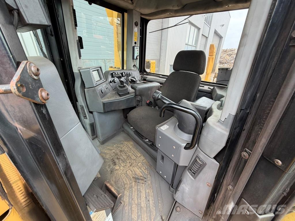 CAT D8T Buldozer sobre oruga