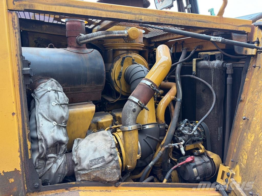 CAT D8T Buldozer sobre oruga