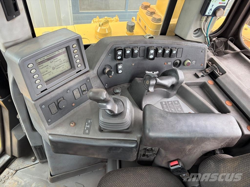 CAT D8T Buldozer sobre oruga