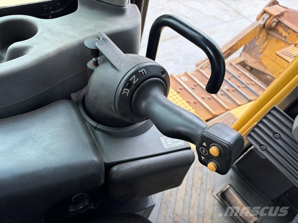 CAT D8T Buldozer sobre oruga
