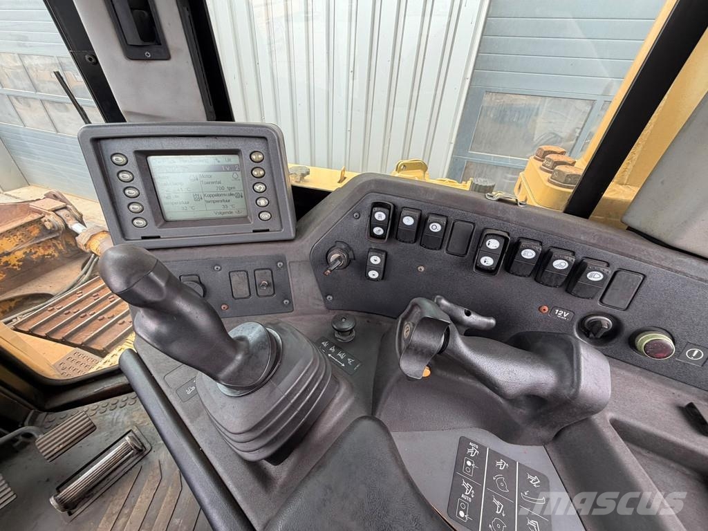 CAT D8T Buldozer sobre oruga