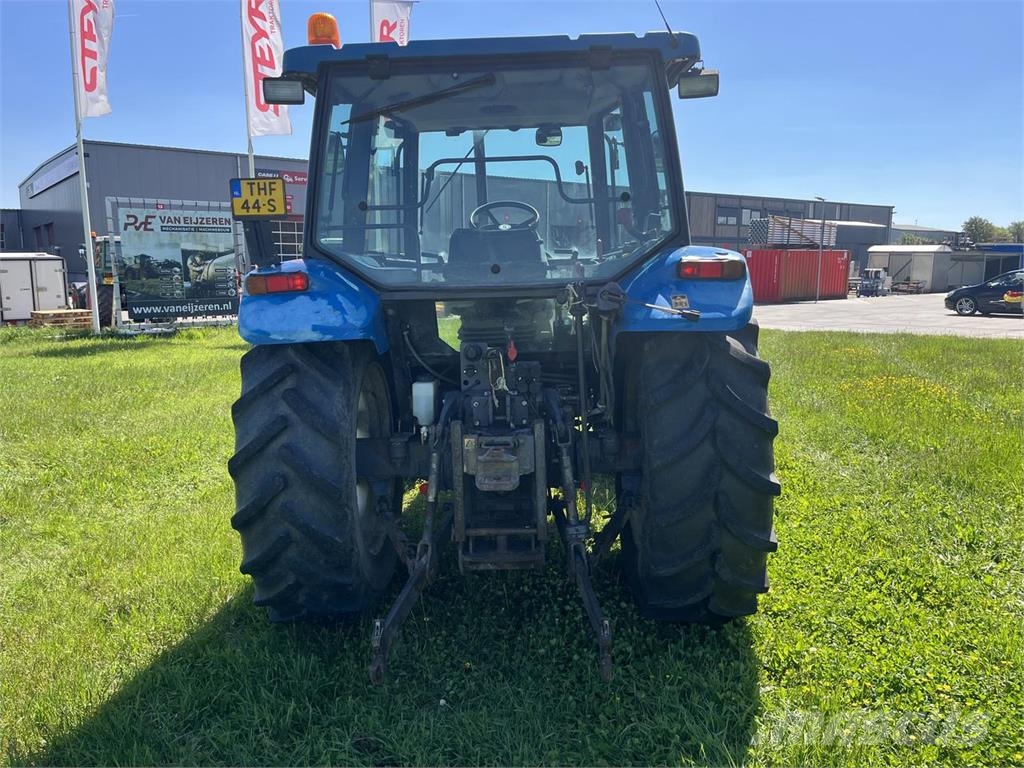 New Holland 7635 Traktori