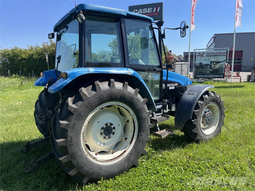 New Holland 7635 Traktori