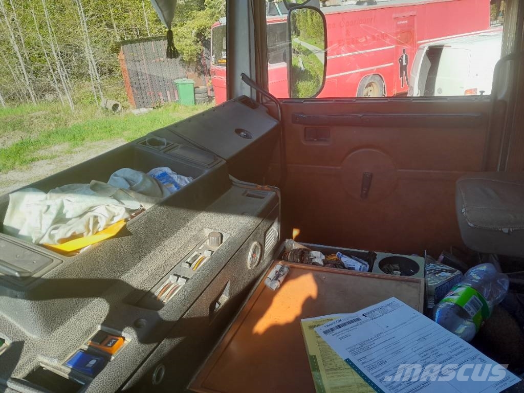 Volvo F12 平板式/側卸式卡車