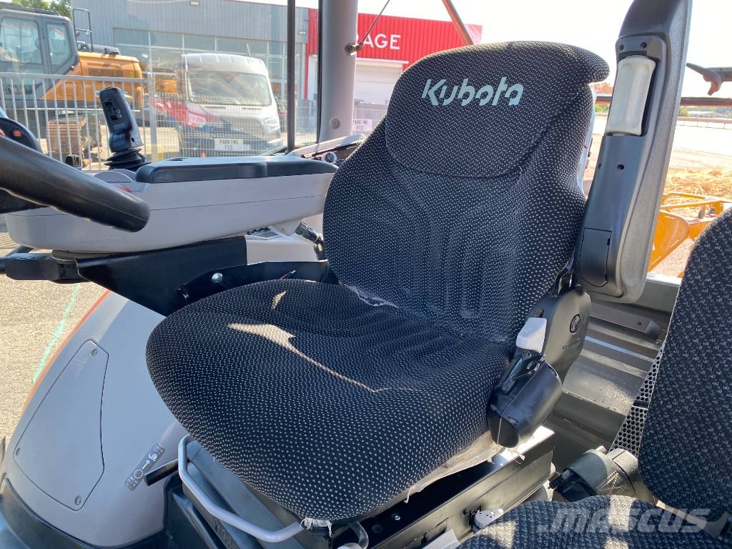 Kubota M7151/Premium-Powershift A REPARER Traktory