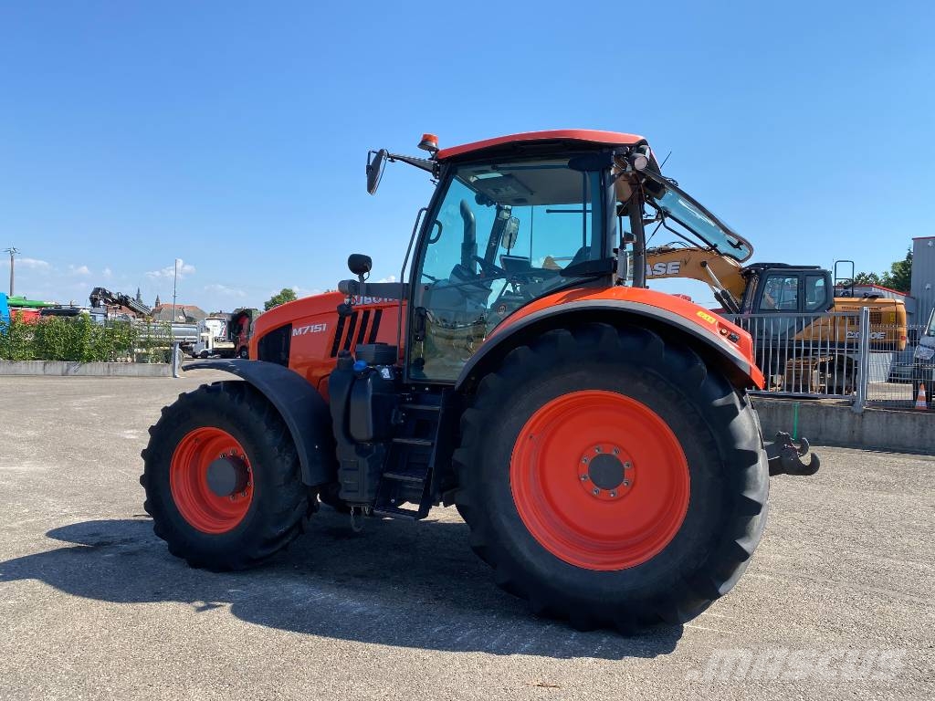Kubota M7151/Premium-Powershift A REPARER Traktory