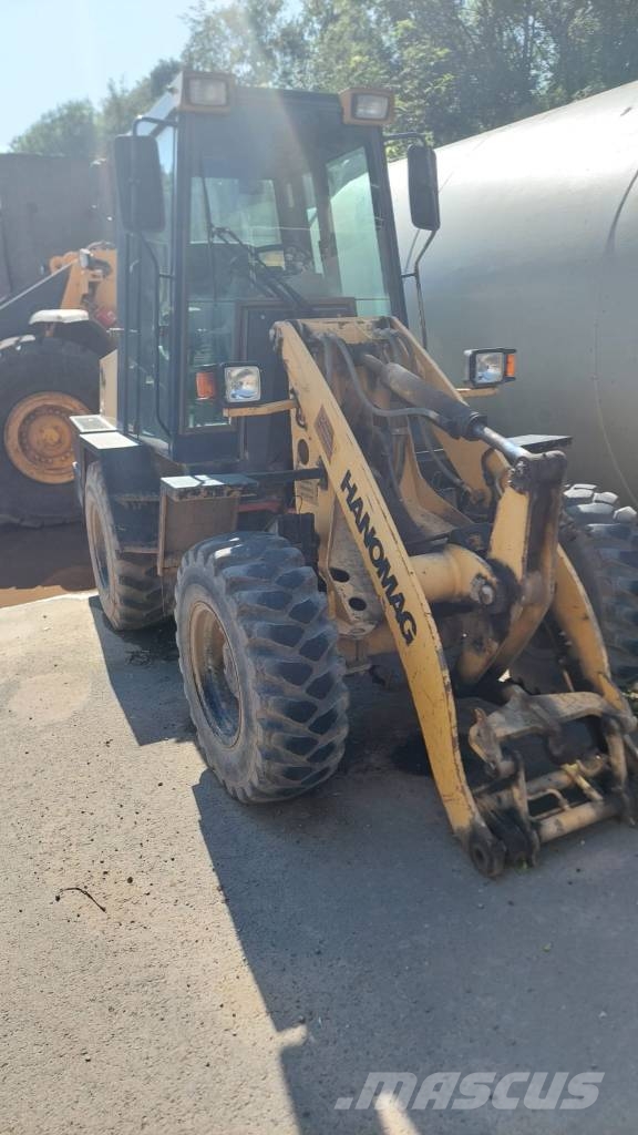 Hanomag 10 F mit Schaufel & Gabel & Kehrmaschine Chargeuse sur pneus