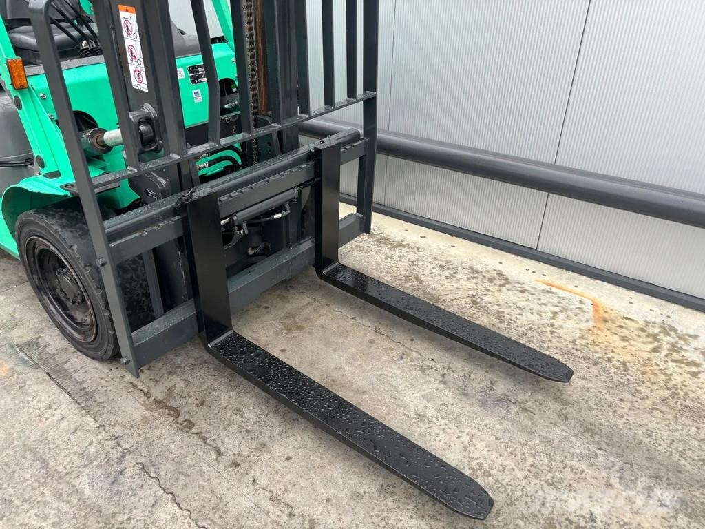 Mitsubishi FG35NT Heftruck شاحنات LPG
