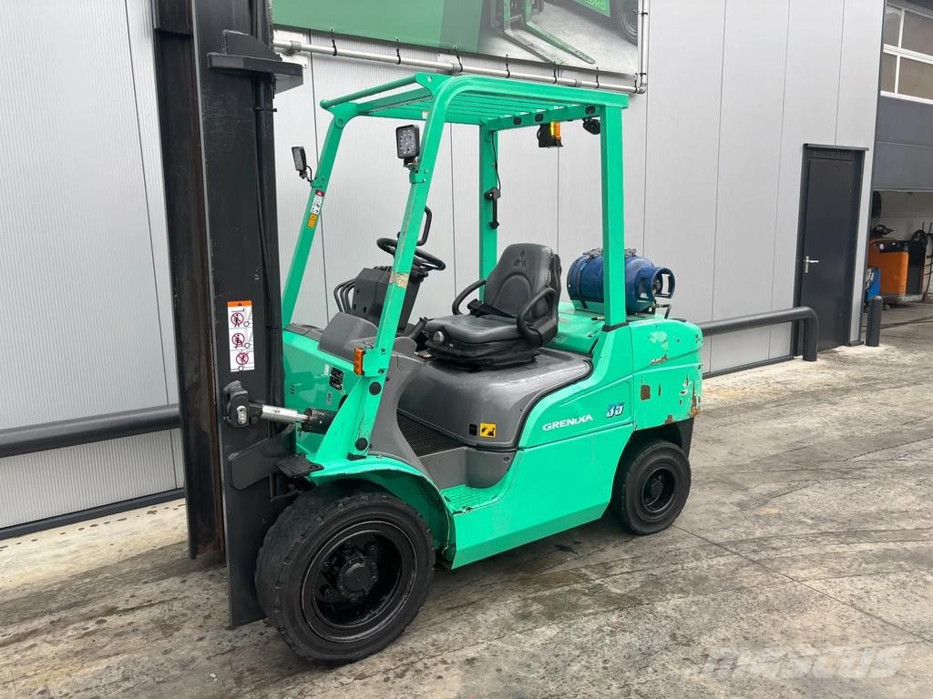 Mitsubishi FG35NT Heftruck شاحنات LPG