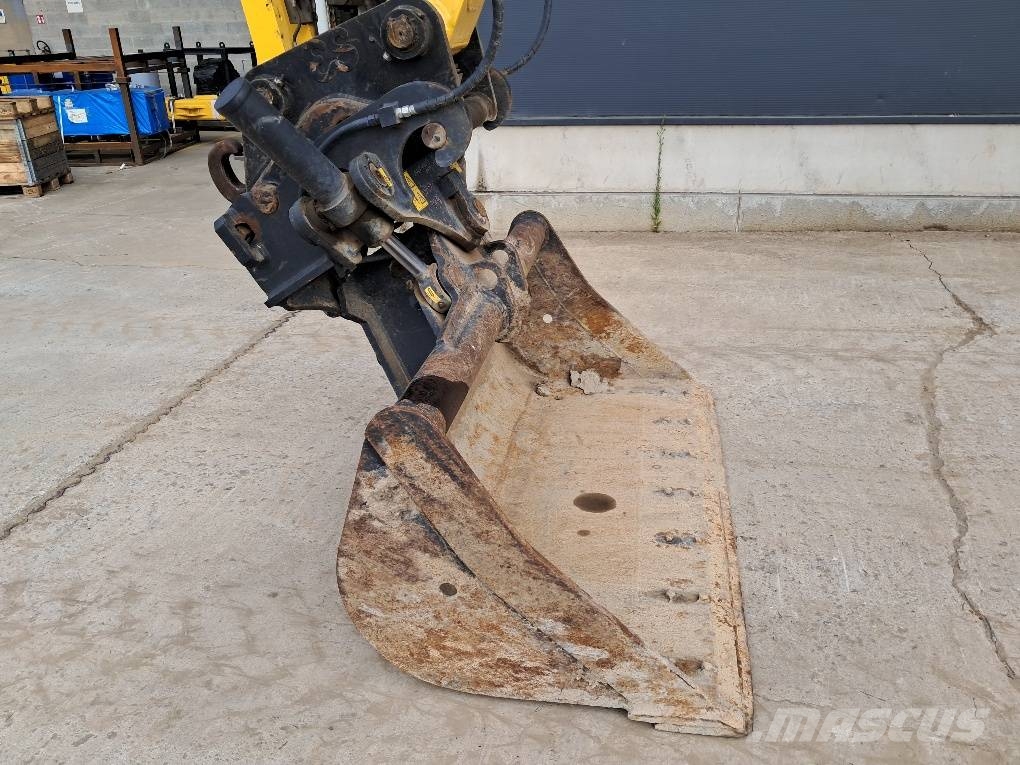 Komatsu PC170LC-11 حفارات زحافة