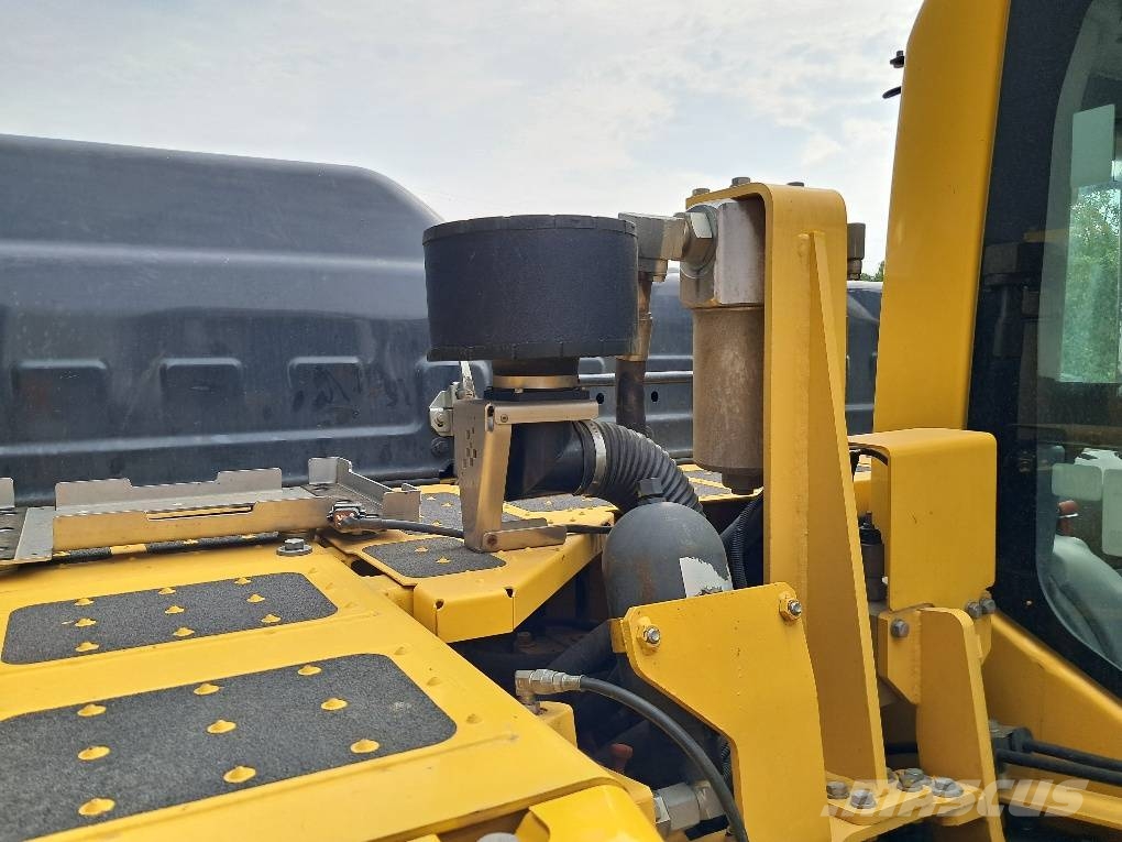Komatsu PC170LC-11 حفارات زحافة