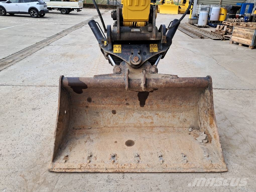 Komatsu PC170LC-11 حفارات زحافة