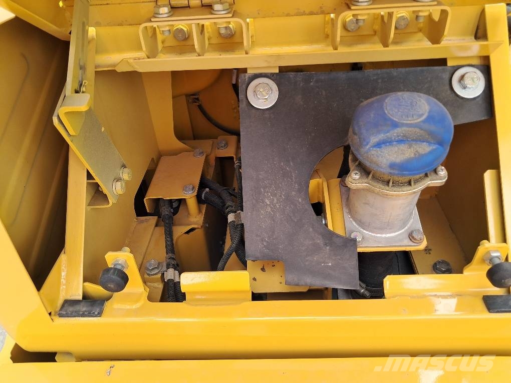 Komatsu PC170LC-11 حفارات زحافة