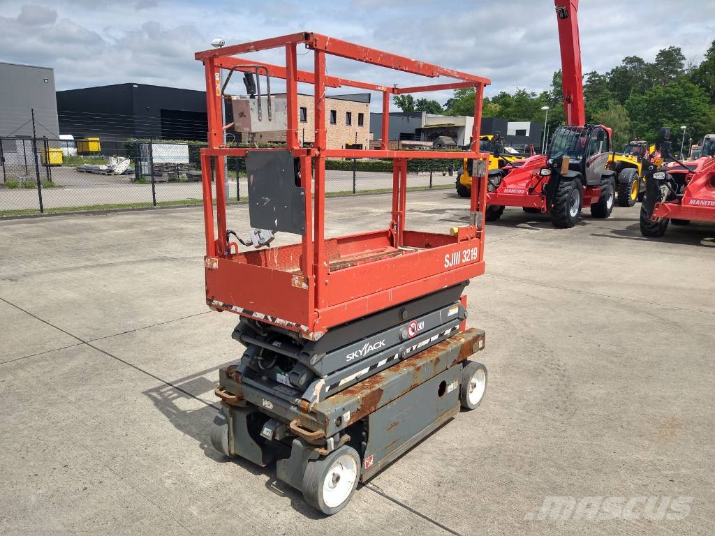 SkyJack SJ III 3219 (934) رافعات مقصية الشكل