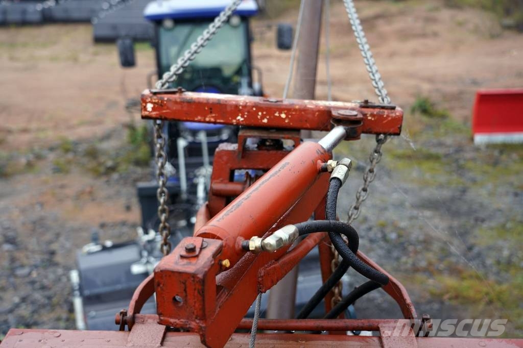 HYTT MED VINSCH OCH VAJERKRAN TILL MF 35 Other tractor accessories