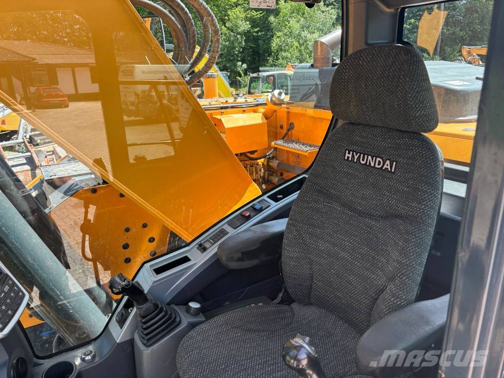 Hyundai HX 235 LCR حفارات زحافة