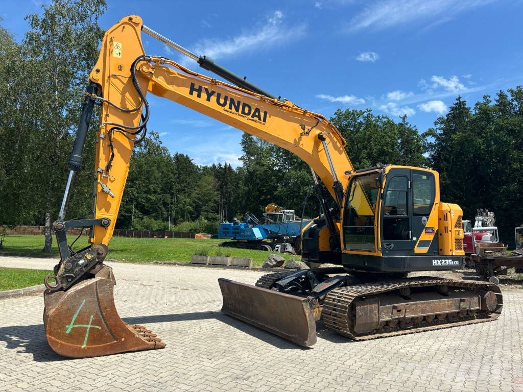 Hyundai HX 235 LCR حفارات زحافة