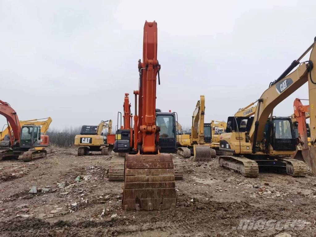 Hitachi ZX 250 Гусеничні екскаватори