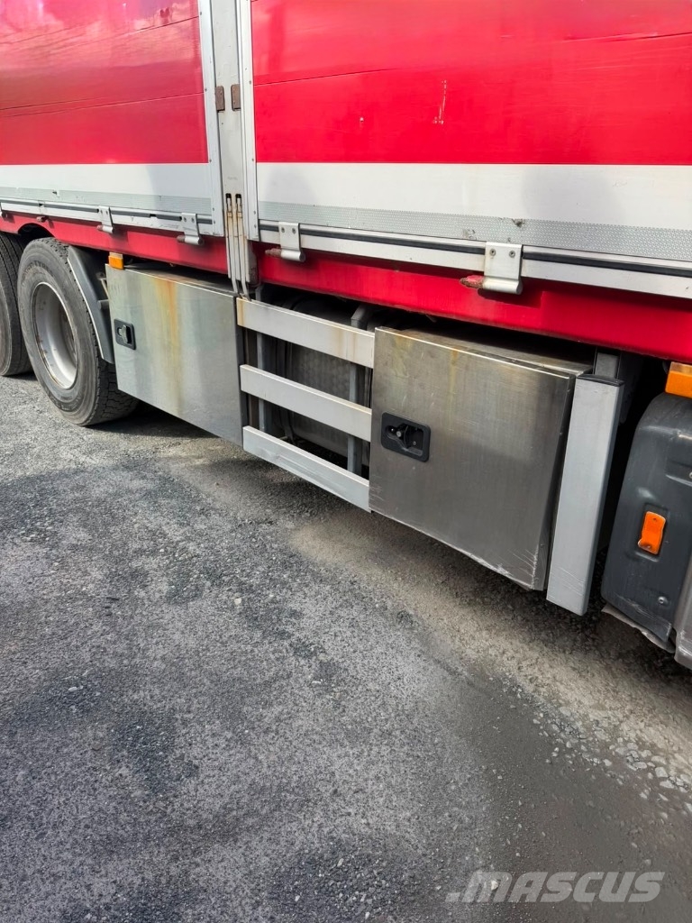 Mercedes-Benz ACTROS 2558 L Camion plateau ridelle avec grue