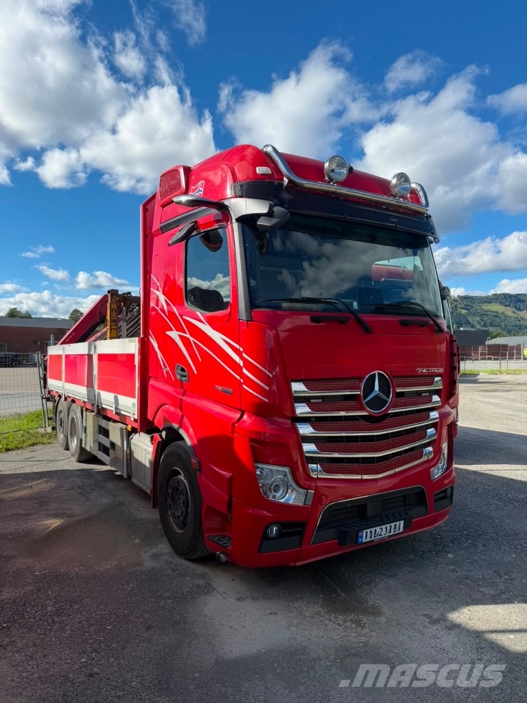 Mercedes-Benz ACTROS 2558 L Camion plateau ridelle avec grue