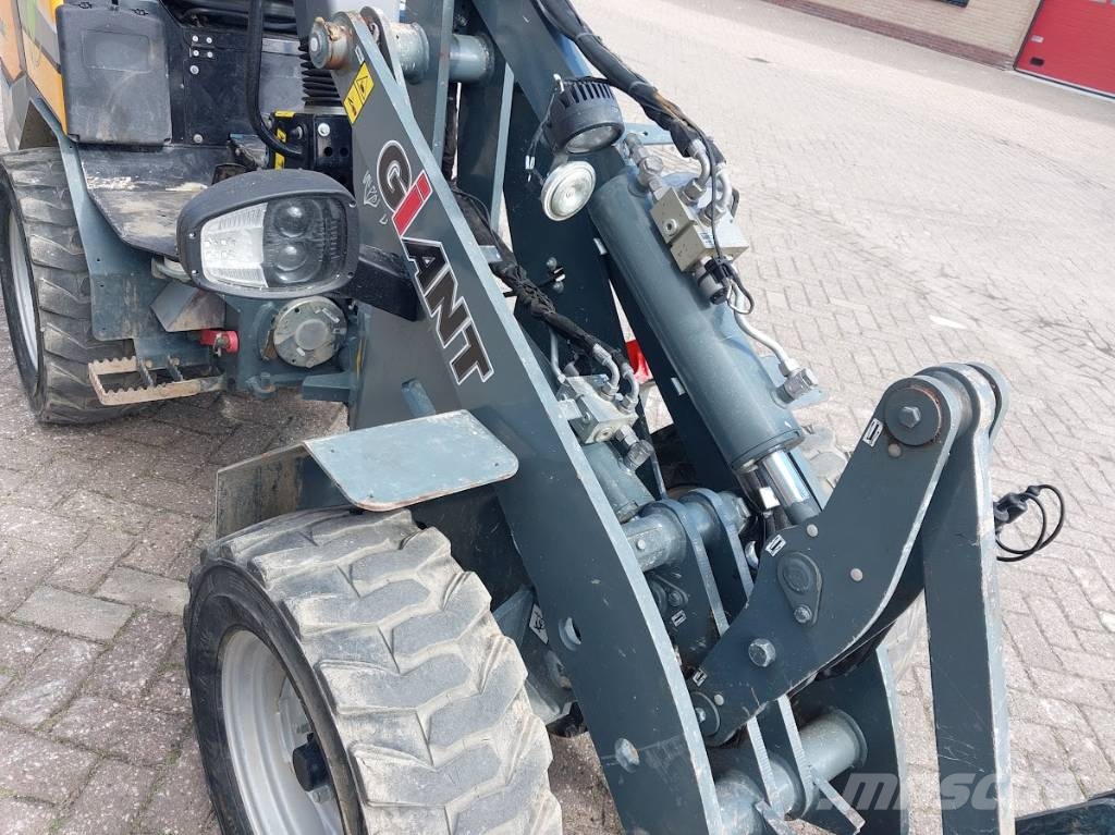 GiANT G 2200 E X-tra Kolesni nakladalci