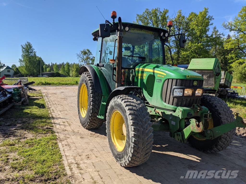 John Deere 5100M الجرارات