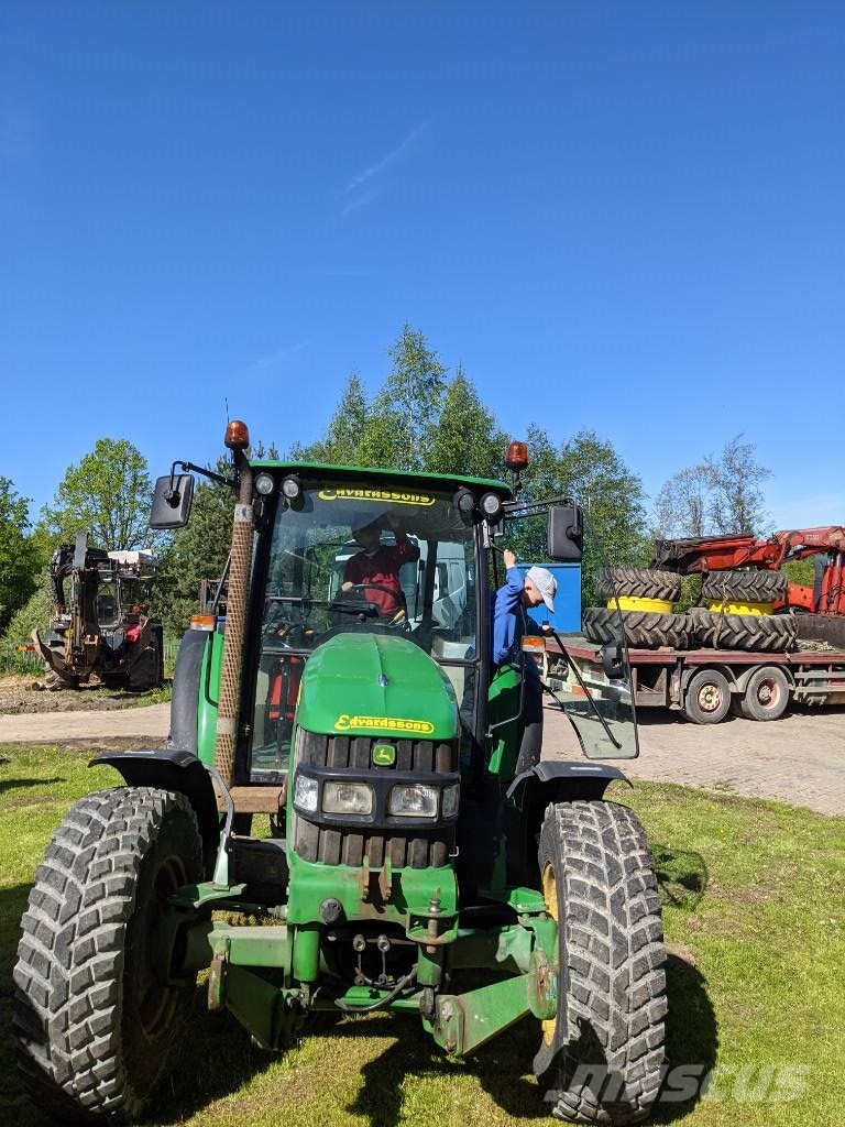 John Deere 5100M الجرارات