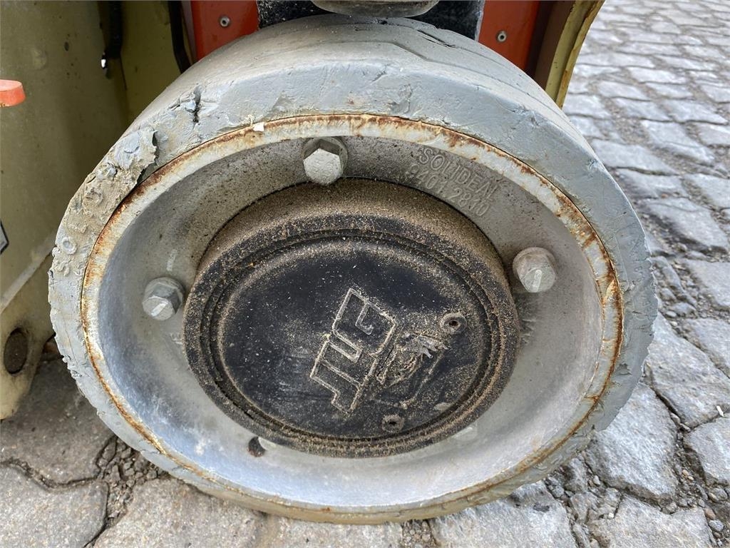 JLG 1230ES Saksilavat