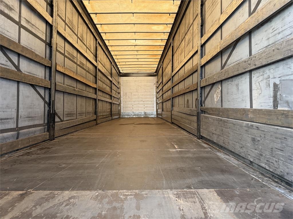 Schmitz Cargobull VIN 646 Plachtové návěsy
