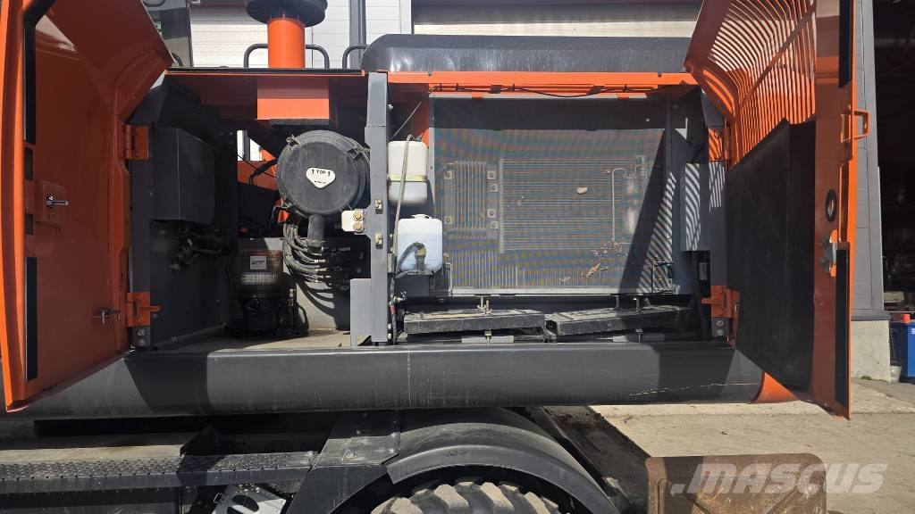 Hitachi zx220 W -5 حفارات بعجل
