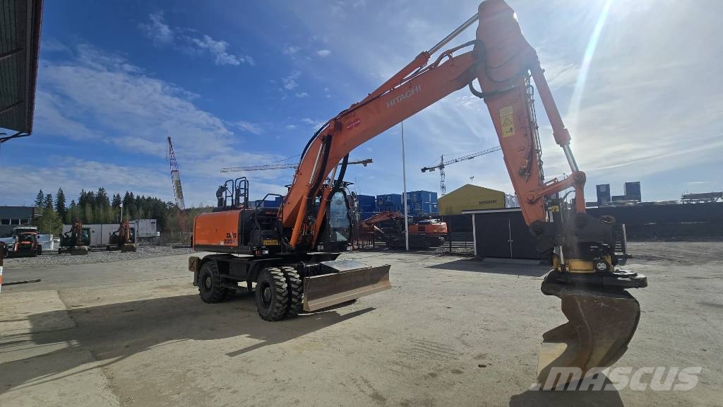 Hitachi zx220 W -5 حفارات بعجل