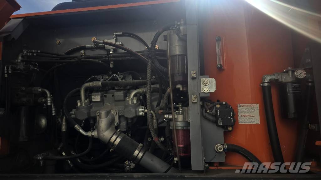 Hitachi zx220 W -5 حفارات بعجل