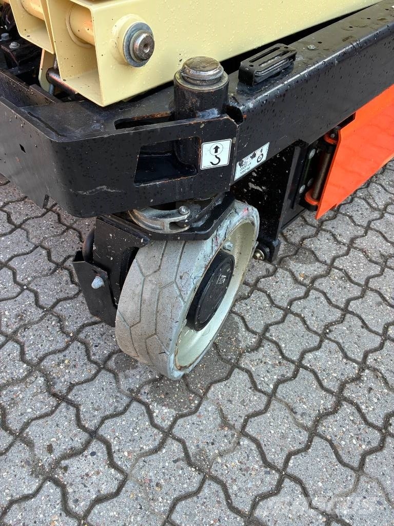 JLG 3246 ES Šķerveida pacēlāji