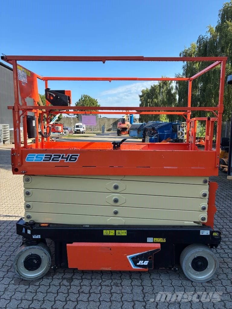 JLG 3246 ES Šķerveida pacēlāji