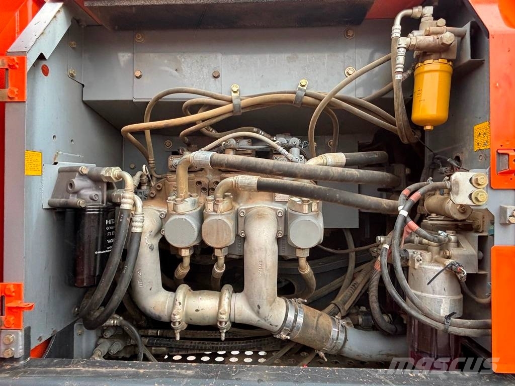 Hitachi ZX 210 LC-3 حفارات زحافة