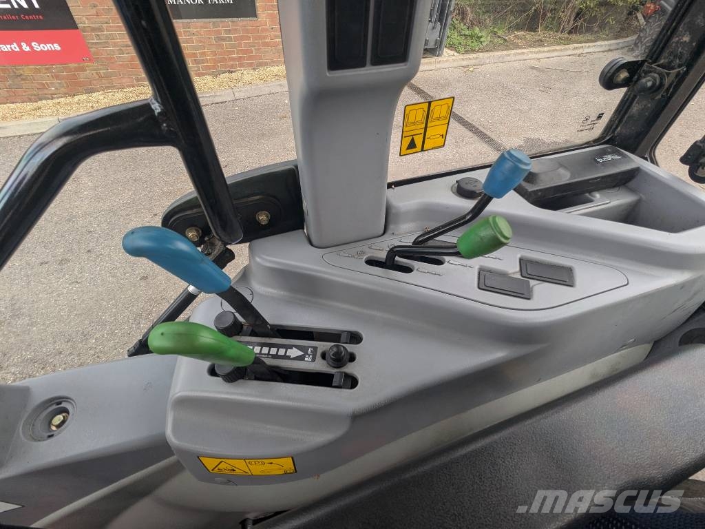 New Holland Boomer 50 Kompaktie traktori
