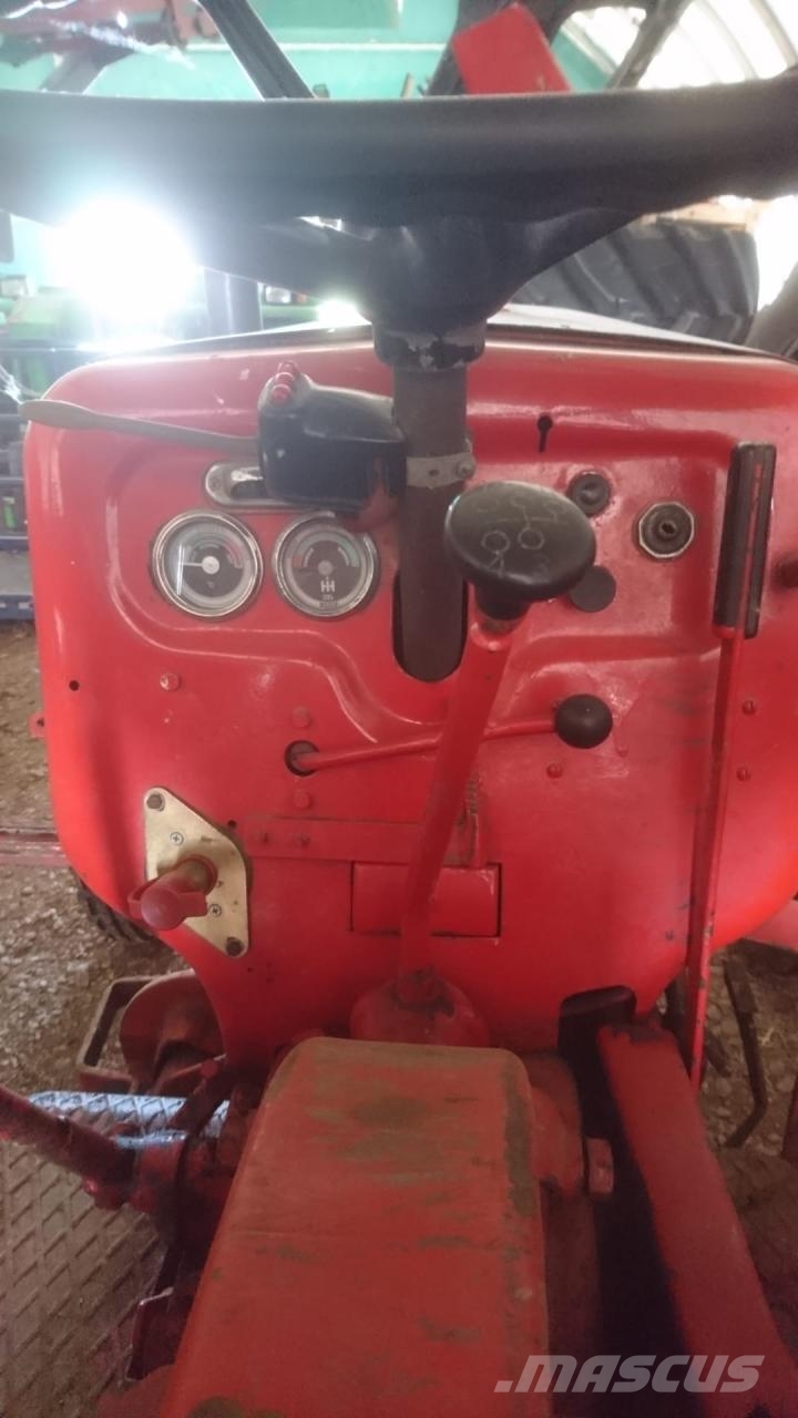 McCormick IHC D-326 Traktory
