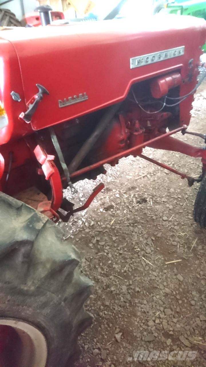 McCormick IHC D-326 Traktory