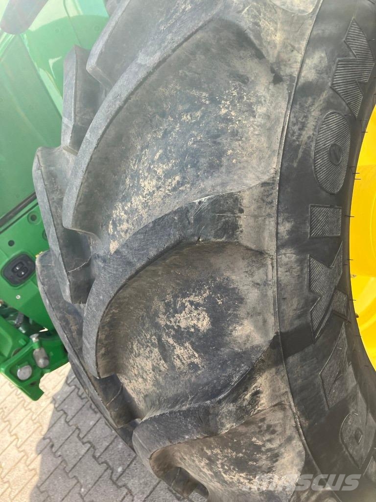 John Deere 6R 215 トラクター