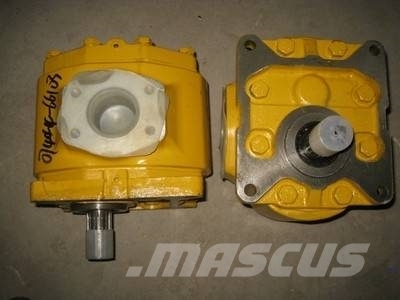 Komatsu D65A-8 transmission pump Transmissie