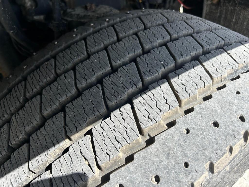 Volvo FM330 4X2 EURO6 + VEB Camiones con chasís y cabina
